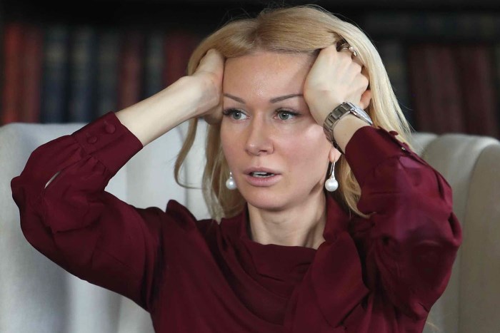 Kecergasan melawan botox. Gimnastik Elena Karkukli. Latihan anti-kedut muka