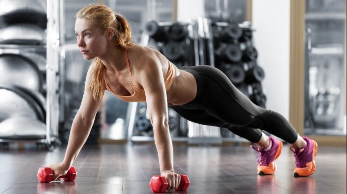 Latihan dengan dumbbells untuk wanita, gadis untuk punggung, lengan, otot dada, punggung, abs, di rumah untuk pemula