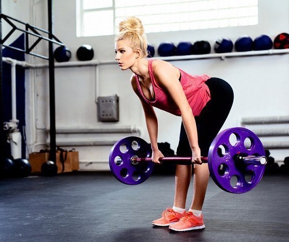 Latihan dengan dumbbells untuk wanita, gadis untuk punggung, lengan, otot dada, punggung, abs, di rumah untuk pemula