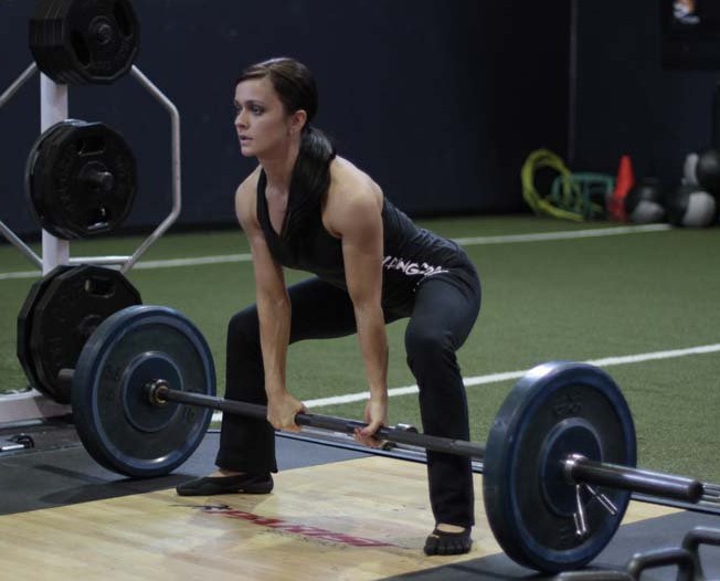 Latihan dengan dumbbells untuk wanita, gadis untuk punggung, lengan, otot dada, punggung, abs, di rumah untuk pemula