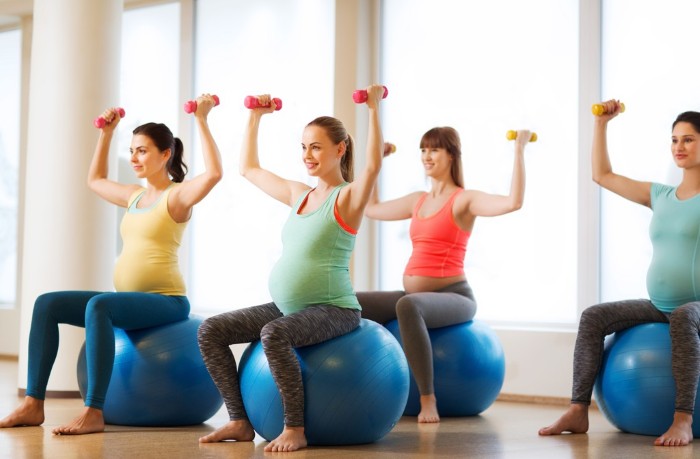 Latihan dengan dumbbells untuk wanita, gadis untuk punggung, lengan, otot dada, punggung, abs, di rumah untuk pemula
