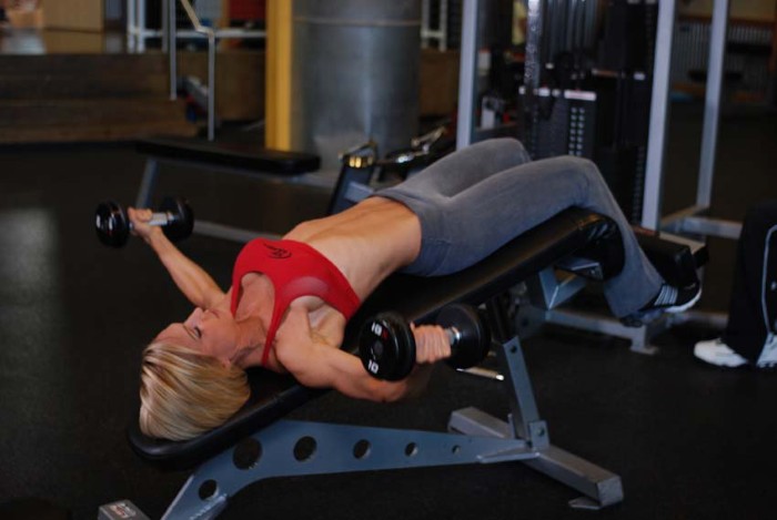 Latihan dengan dumbbells untuk wanita, gadis untuk punggung, lengan, otot dada, punggung, abs, di rumah untuk pemula
