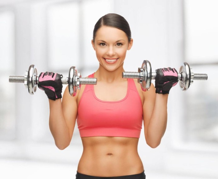 Latihan dengan dumbbells untuk wanita, gadis untuk punggung, lengan, otot dada, punggung, abs, di rumah untuk pemula