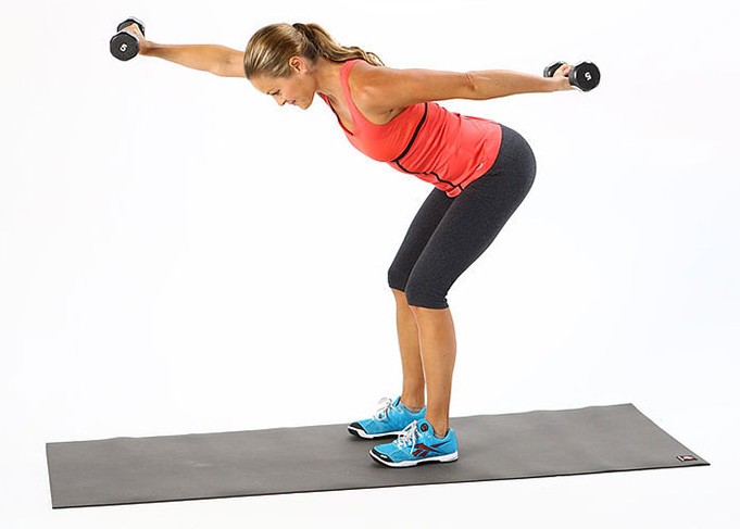 Latihan dengan dumbbells untuk wanita, gadis untuk punggung, lengan, otot dada, punggung, abs, di rumah untuk pemula