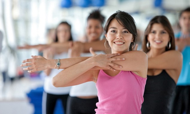 Latihan dengan dumbbell untuk wanita, gadis untuk punggung, lengan, otot dada, punggung, abs, di rumah untuk pemula