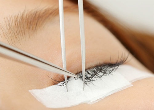 Cách tẩy lông mi dài tại nhà nhanh chóng mà không gây hại: dầu, kem, thuốc tẩy lông mi, tẩy lông mi