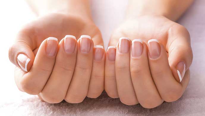 Làm thế nào để tăng cường móng tay của bạn tại nhà. Các sản phẩm và công thức tốt nhất: sơn bóng sinh học, bột acrylic, bazơ, iốt, muối