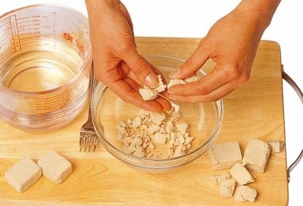 Маске против губитка косе код куће.Рецепти са сенфом, чичковим уљем, луком, црвеном паприком, витаминима, рицинусовим уљем, медом