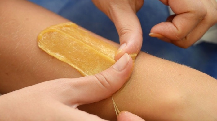 Shugaring di rumah. Cara epilasi kaki dan kawasan bikini. Resipi pes gula, arahan foto