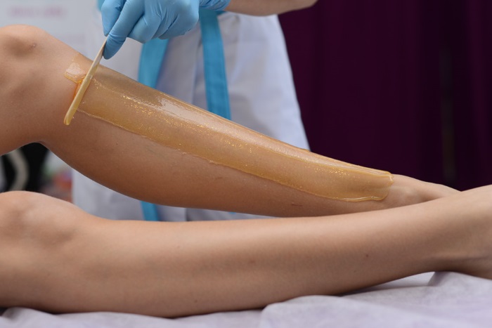 Shugaring di rumah. Cara epilasi kaki dan kawasan bikini. Resipi pes gula, arahan foto