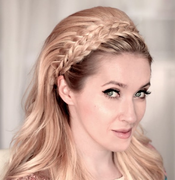 Gaya rambut yang paling bergaya dan cantik untuk rambut panjang. Arahan mengenai cara membuat gaya rambut malam yang sederhana, mudah. Gambar