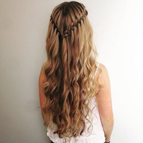 Gaya rambut yang paling bergaya dan cantik untuk rambut panjang. Arahan mengenai cara membuat gaya rambut malam yang sederhana, mudah. Gambar