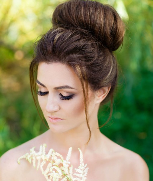 Gaya rambut yang paling bergaya dan cantik untuk rambut panjang. Arahan mengenai cara membuat gaya rambut malam yang sederhana, mudah. Gambar