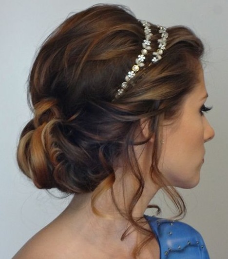 Gaya rambut yang paling bergaya dan cantik untuk rambut panjang. Arahan mengenai cara membuat gaya rambut malam yang sederhana, mudah. Gambar