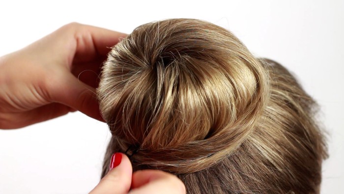 Gaya rambut yang paling bergaya dan cantik untuk rambut panjang. Arahan mengenai cara membuat gaya rambut malam yang sederhana, mudah. Gambar
