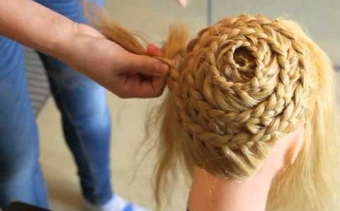 Gaya rambut yang paling bergaya dan cantik untuk rambut panjang. Arahan mengenai cara membuat gaya rambut malam yang sederhana, mudah. Gambar
