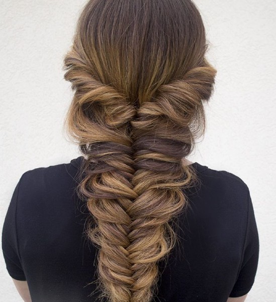 Gaya rambut yang paling bergaya dan cantik untuk rambut panjang. Arahan mengenai cara membuat gaya rambut malam yang sederhana, mudah. Gambar