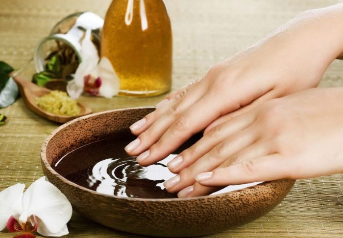 Các móng tay trên bàn tay được gấp lại. Nguyên nhân và cách điều trị bằng các bài thuốc dân gian, thuốc chữa bệnh tại nhà ở trẻ em và người lớn