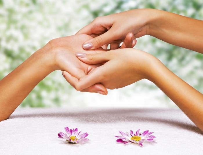Các móng tay trên bàn tay được gấp lại. Nguyên nhân và cách điều trị bằng các bài thuốc dân gian, thuốc chữa bệnh tại nhà ở trẻ em và người lớn
