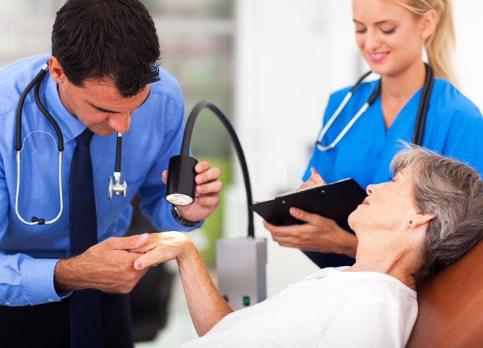 Các móng tay trên bàn tay được gấp lại. Nguyên nhân và cách điều trị bằng các bài thuốc dân gian, thuốc chữa bệnh tại nhà ở trẻ em và người lớn