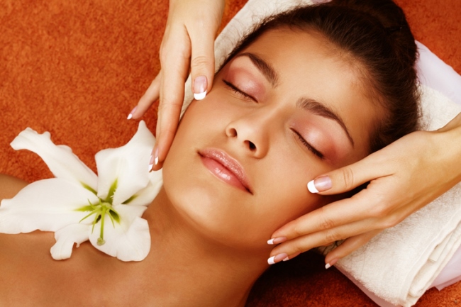 Massage mặt chống nhăn cho da sau 30, 40, 50 tuổi. Cách tự làm tại nhà