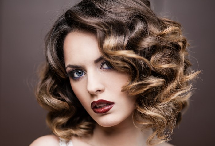 Warna rambut bergaya pada tahun 2020. Foto trend fesyen untuk berambut perang, berambut perang musim bunga, musim panas, musim luruh, musim sejuk