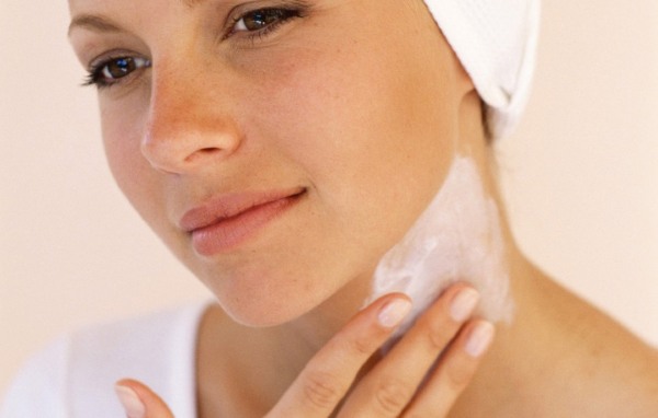 Cách nhanh chóng loại bỏ cằm hai ngấn: bài tập, phương tiện thẩm mỹ, massage, thể dục để phục hồi khuôn mặt trái xoan