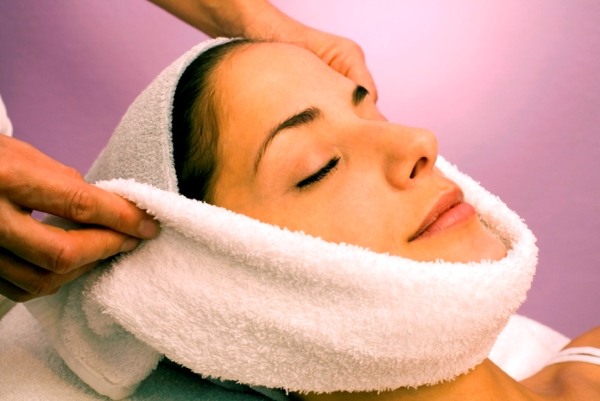 Cách nhanh chóng loại bỏ cằm hai ngấn: bài tập, phương tiện thẩm mỹ, massage, thể dục để phục hồi khuôn mặt trái xoan