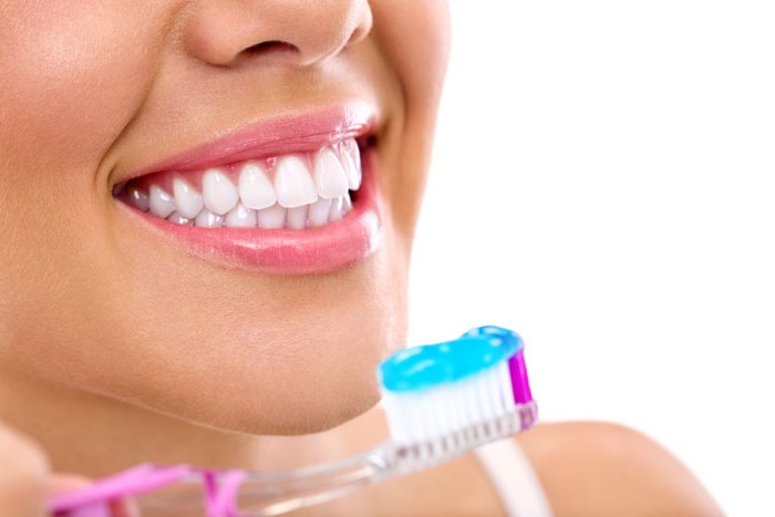 Como clarear os dentes em casa sem agredir o esmalte rapidamente por causa do amarelecimento. Produtos e receitas populares