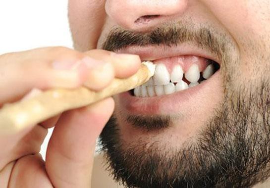 Como clarear os dentes em casa sem agredir o esmalte rapidamente por causa do amarelecimento. Produtos e receitas populares