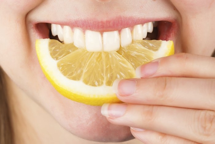 Como clarear os dentes em casa sem agredir o esmalte rapidamente por causa do amarelecimento. Produtos e receitas populares