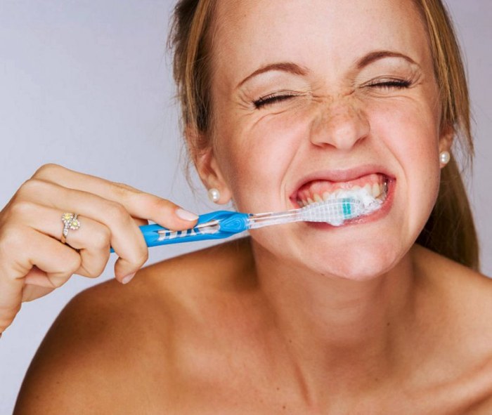 Como clarear os dentes em casa sem agredir o esmalte rapidamente por causa do amarelecimento. Produtos e receitas populares