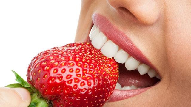 Como clarear os dentes em casa sem agredir o esmalte rapidamente por causa do amarelecimento. Produtos e receitas populares