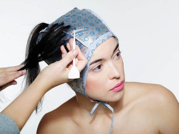 Điểm nổi bật trên tóc trung bình đậm. Màu thời trang trên mẹo, mặt sau và mặt trước, ảnh