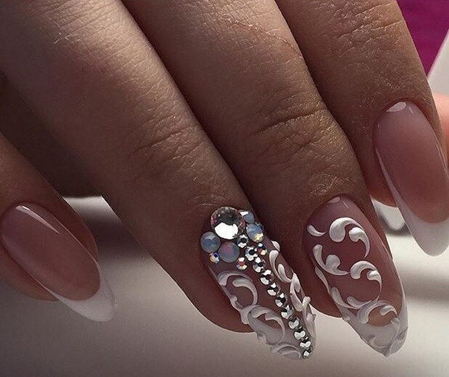 Monogramas passo a passo nas unhas. Desenho, como desenhar gel com verniz, pontos, esquema para iniciantes. Uma foto