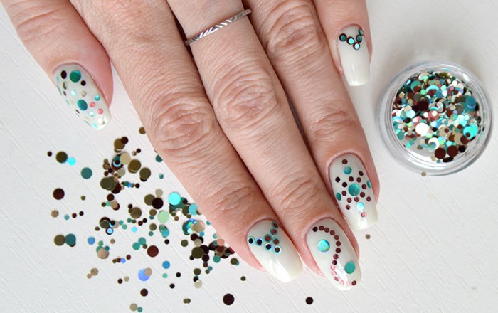 Monogramas passo a passo nas unhas. Desenho, como desenhar gel com verniz, pontos, esquema para iniciantes. Uma foto