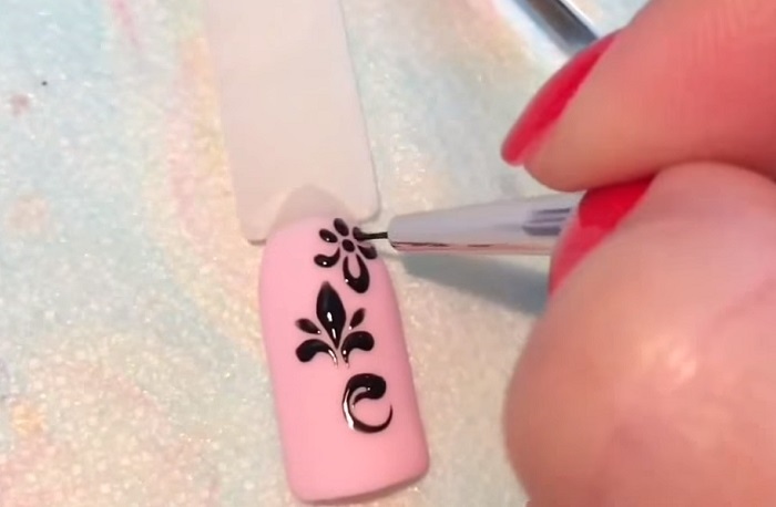 Monogramas passo a passo nas unhas. Desenho, como desenhar gel com verniz, pontos, esquema para iniciantes. Uma foto