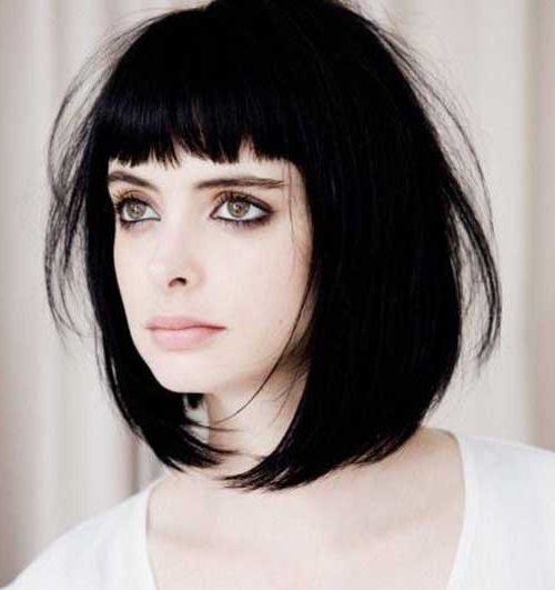 Corte de cabelo bob para cabelo curto, bob bob, bob cascade, para alongar, com franja, na perna, graduado. Uma foto