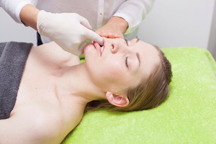 Urut Myofascial - apa itu, belajar mengurut wajah, badan, belakang. Foto, pelajaran video oleh Shubina
