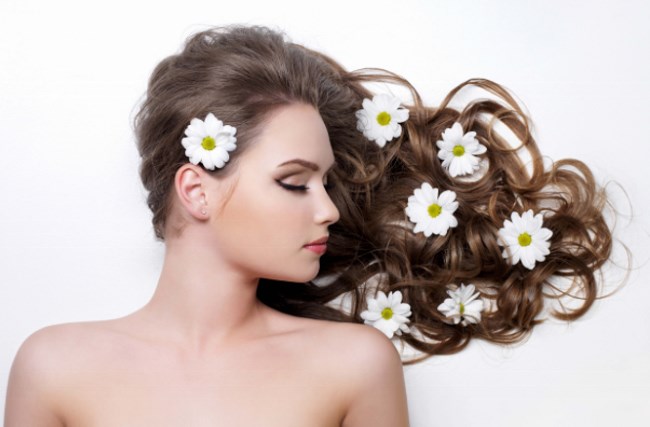 Cara meringankan rambut di rumah dengan cepat dan tanpa bahaya dengan ubat profesional dan resipi rakyat