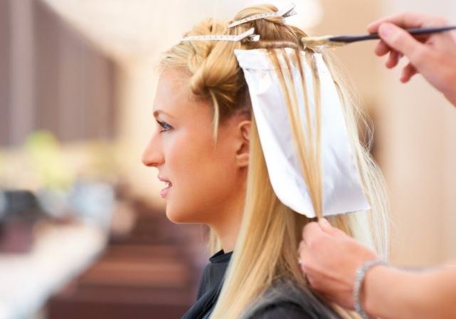 Cara meringankan rambut di rumah dengan cepat dan tanpa bahaya dengan ubat profesional dan resipi rakyat