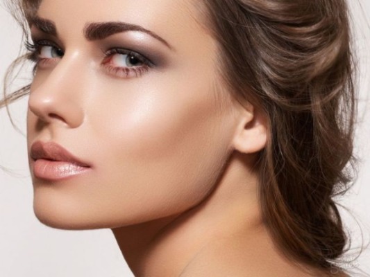 كيفية رسم الحواجب بظلال الحواجب والطلاء والحناء والقلم الرصاص. تعليمات الصور