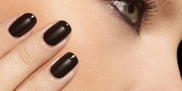 مانيكير غير لامع للأظافر القصيرة مع طلاء جل. اتجاهات الموضة 2020 ، تصاميم جديدة. صورة