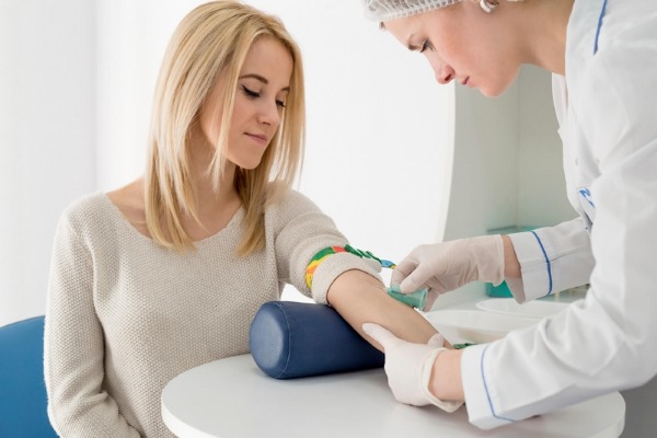 معدل تحليل الدم البيوكيميائي عند النساء بعد 40 ، 50 ، 60 سنة. الطاولة