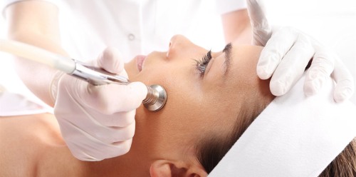 Cicatrizes no rosto após acne - como se livrar de: cremes, pomadas, produtos farmacêuticos, máscaras, métodos cosméticos e médicos