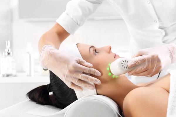 Nâng cơ SMAS - làm sạch mặt bằng sóng siêu âm. Đặc điểm của quy trình, chỉ định, chống chỉ định, hiệu quả mong đợi, ảnh