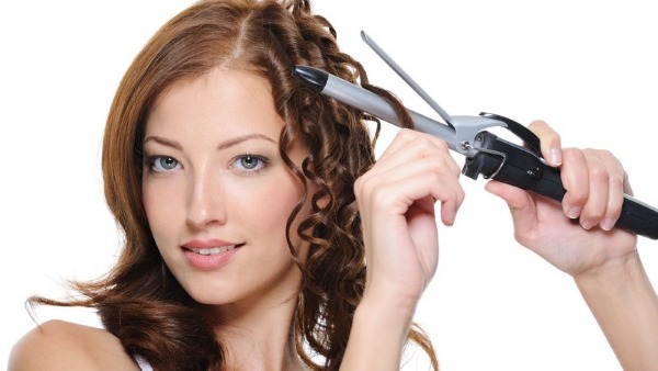 Modieuze haarstyling voor halflang haar met pony, rechte krullen en mooie krullen. Stap voor stap instructies met foto