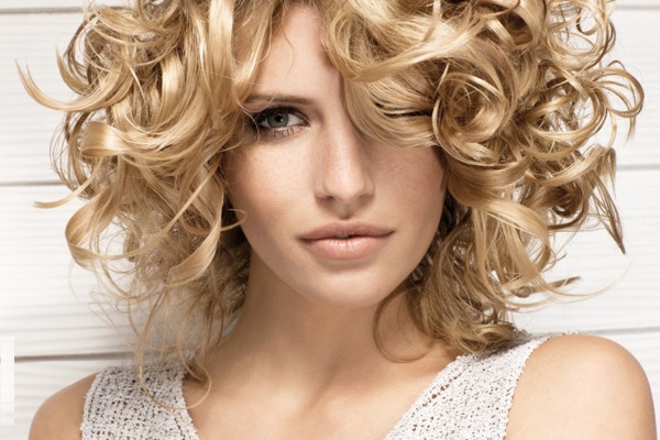 Modieuze haarstyling voor halflang haar met pony, rechte krullen en mooie krullen. Stap voor stap instructies met foto