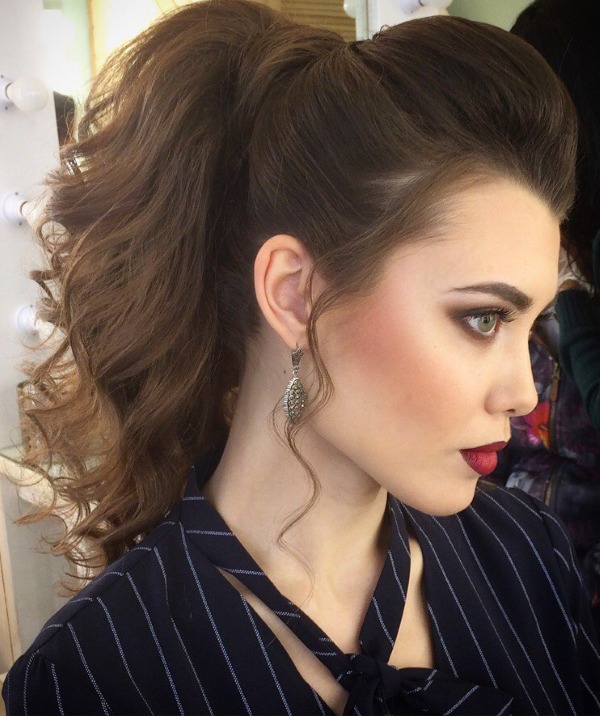 Modieuze haarstyling voor halflang haar met pony, rechte krullen en mooie krullen. Stap voor stap instructies met foto