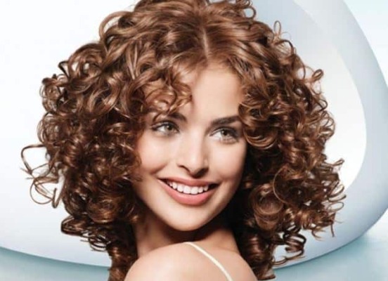 Modieuze haarstyling voor halflang haar met pony, rechte krullen en mooie krullen. Stap voor stap instructies met foto